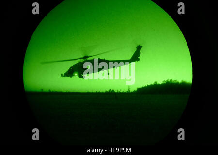 Ein US-Navy SH-60 Seahawk Hubschrauber befestigt, Hubschrauber Meer bekämpfen Squadron (HSC) 84 führt Touch und Landungen während Smaragd Krieger 14 im Brennofen, Frl., 3. Mai 2014 gehen. Smaragd Warrior ist eine U.S. Special Operations Command geförderte zweiwöchigen Gelenk/kombinierter taktische Übung sollen realistische militärische Ausbildung in einem städtischen Umfeld zu bieten.  Staff Sgt Tim Chacon Stockfoto