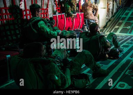 US-Flieger mit der 22. spezielle Taktiken Squadron bereiten einen hochgelegenen Low-Eröffnung Sprung aus einem EG-130J Commando Solo Flugzeug zugewiesenen 193. Special Operations Squadron, Pennsylvania Air National Guard in den Himmel über Florida 7. Mai 2014, während Smaragd Krieger 14 durchzuführen. Smaragd Warrior ist eine U.S. Special Operations Command geförderte zweiwöchigen Gelenk/kombinierter taktische Übung sollen realistische militärische Ausbildung in einem städtischen Umfeld zu bieten.  Staff Sgt Marleah Miller Stockfoto