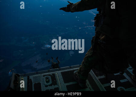 US-Flieger mit der 22. spezielle Taktiken Squadron führen einen hochgelegenen Low-Eröffnung Sprung aus einem EG-130J Commando Solo Flugzeug, 193. Special Operations Squadron, Pennsylvania Air National Guard in den Himmel über Florida 7. Mai 2014, während Smaragd Krieger 14 zugewiesen. Smaragd Warrior ist eine U.S. Special Operations Command geförderte zweiwöchigen Gelenk/kombinierter taktische Übung sollen realistische militärische Ausbildung in einem städtischen Umfeld zu bieten.  Staff Sgt Marleah Miller Stockfoto