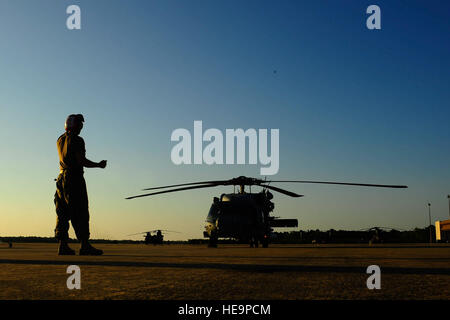 US Navy Petty Officer 2. Klasse Robert Seal, 84. Meer bekämpfen Hubschrauberstaffel, steht Flugzeug Kapitän und Hand Signale an die Piloten drehen klingen während Smaragd Warrior 2013 an Hurlburt Field, Florida, am 25 April beginnen. Der primäre Zweck des Emerald Krieger ist Ausübung Spezialoperationen Komponenten in Stadt- und unregelmäßige Kriegsführung Einstellungen Kampfkommandanten in Theater-Kampagnen zu unterstützen. Smaragd Krieger nutzt die Lehren aus der Operation Enduring Freedom, Operation Iraqi Freedom und anderen historischen Lektionen Kampfkommandanten besser ausgebildet und bereit Kräfte anzubieten.  Techn. S Stockfoto