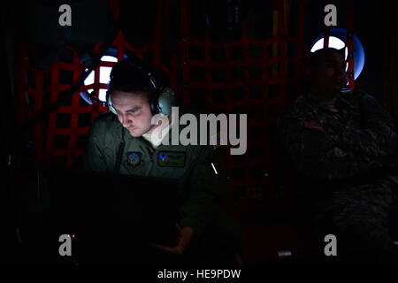 Ein Mitglied der 15th Special Operations Squadron überprüft die Missionssoftware an Bord eines MC-130H Combat Talon II über Hurlburt Field während Emerald Warrior 2013, einer gemeinsamen taktischen Übung für Training und Einsatzbereitschaft. Stockfoto