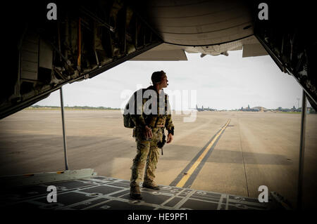 Ein US-Army Green Beret von der 7th Special Forces Group wartet auf seinen Kampf Kumpels an Bord einer C - 130H 3 Herkules, vor eine Höhen-Militärmission Fallschirmspringen für Smaragd Krieger in Hurlburt Field, Florida, 22. April 2015. Smaragd Warrior ist das Department of Defense nur unregelmäßige Kriegsführung Übung, so dass gemeinsame und kombiniert zusammen, um gemeinsam zu trainieren und für reale Einsätze vorzubereiten.  Techn. Sgt. Joshua J. Garcia Stockfoto