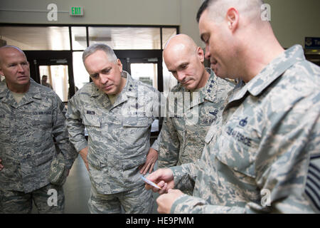 (Von rechts nach links) Master Sergeant David Burdick, 730. Air Mobility Squadron Passagier terminal Superintendent, Schriftsätze Generalleutnant Carlton D. Everhart II, 18. Air Force Commander und Generalmajor Frederick Martin, US Air Force Expeditionary Center Kommandant im Yokota Passagierterminal auf Yokota Air Base, Japan, 26. März 2015. Burdick erklärte, dass das Yokota Passenger Terminal ist die älteste Passagier-Anlage in den Pazifik, aber auch der verkehrsreichsten mit mehr als 100.000 Fahrgästen die Anlage jährlich.  Osakabe Yasuo Stockfoto