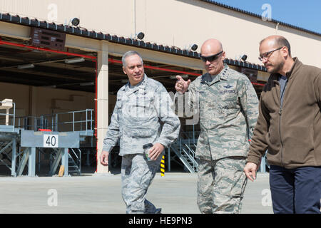 Generalleutnant Carlton D. Everhart II, 18. Air Force Commander, Center und Generalmajor Frederick Martin, US Air Force Expeditionary Center Kommandant, links, sprechen Sie mit Ernie Weber, 730. Air Mobility Squadron Air Terminal Manager, rechts, außerhalb der WestPac Transport Einrichtung auf der Yokota Air Base, Japan, 26. März 2015. Everhart und Martin tourte die WestPac Transport Möglichkeit, aus erster Hand schaut wie die 730. AMS Passagier- und Knotenpunkt des Pazifiks unterstützt.  Osakabe Yasuo Stockfoto