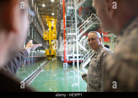 Generalmajor Frederick Martin, Kommandant der US Air Force Expeditionary Center, hört einen kurzen in der WestPac Transport Anlage auf Yokota Air Base, Japan, 26. März 2015. Martin und Generalleutnant Carlton D. Everhart II, 18. Air Force Commander tourte den WestPac Transport Möglichkeit, aus erster Hand schaut wie die 730. AMS Passagier- und Knotenpunkt des Pazifiks unterstützt.  Osakabe Yasuo Stockfoto