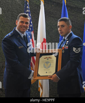 US Air Force Staff Sgt Michael Vallejo (rechts), 18. Civil Engineer Squadron explosive Verordnung Entsorgung Techniker, erhält die Combat Action Medal von Major General Matt Molloy (links), 18. Wing Commander, auf Kadena Air Base, Japan, 30. April 2013. Vallejo erhielt die Medaille für seine Handlungen während der Operation Enduring Freedom. Mit Hilfe der Staff Sgt Craig Zehrbach, 18. CES EOD Techniker konnten sie bieten Bekämpfung lebensrettende Verfahren um einen verwundeten polnischer Soldat und ziehen Sie ihn in Sicherheit.  Airman 1st Class Malia Jenkins Stockfoto