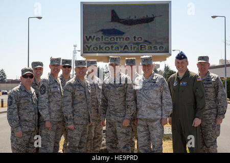 Generalleutnant Carlton D. Everhart II, 18. Air Force Commander, Center und Generalmajor Frederick Martin, Kommandant der US Air Force Expeditionary Center, Mitte rechts, posieren für ein Foto mit der 374th Airlift Wing Führung auf Yokota Air Base, Japan, 26. März 2015. Everhart und Martin besucht Yokota bei ihrem offiziellen Besuch in Mobilität Flieger im gesamten Pazifik.  Osakabe Yasuo Stockfoto