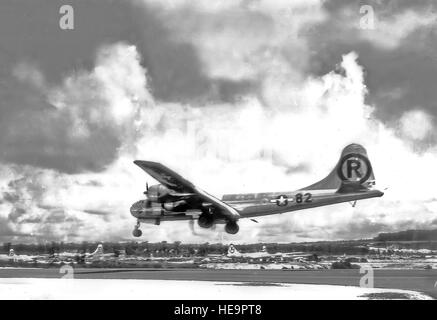 MAIRANAS Insel--Boeing b-29 Superfortress "Enola Gay" Landung nach Mission der atomaren Bomben auf Hiroshima, Japan. (Foto der US Air Force) Stockfoto