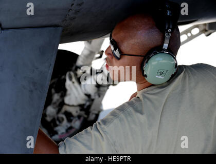 US Air Force Personal Staff Sgt Samuel Leach Jr., 52. Ausrüstung Wartung Geschwader f-16 Fighting Falcon Phase Inspektor aus Pittsburgh, bereitet ein Flugzeug für Flug auf Lask Air Base, Polen, 9. Juni 2014. Es gibt 18 Flugzeuge, die Teilnahme an der Polnisch-geführten kombinierte Übung EAGLE TALON und BALTOPS 14 während der US-Aviation Detachment Rotation 14-3 in Polen. US Air Force Piloten flogen mit anderen Piloten aus mehreren Ländern als Flügelmänner, Bereitschaft für den realen Betrieb steigern und Interoperabilität verschiedener NATO-Streitkräfte.  Airman 1st Class Kyle Gese Stockfoto