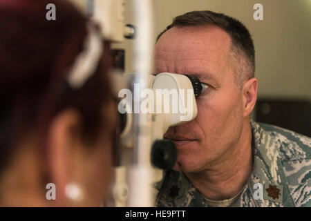 US Air Force major Ronny Bowman, ein optometric Arzt mit der 35. Aerospace Medicine Squadron, untersucht die Augen von Tina Rueb, ein Kind Jugend Programm Assistent mit Lunney Jugendzentrum, auf Misawa Air Base, Japan, 21. Januar 2016. Der Arzt sieht für eine Vielzahl von verschiedenen Symptomen wie Anzeichen von Astigmatismus, Floater und Netzhaut Allgemeinzustand. Bowman stammt aus Paris, Arkansas, und Reub ist eine Clovis, New Mexico, native.  Staff Sgt. Benjamin W. Stratton) Stockfoto