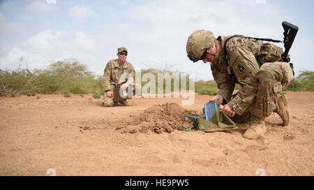 US Army Spc. Jeremy Cicio, Experte Infanterie Abzeichen Kandidat führt einen Mörtel Test 29. März 2016, während die Waffen Teil des Studiengangs EIB an Camp Lemonier, Dschibuti. Die Waffen Teil beteiligt verschiedener Systeme und benötigt gute Kenntnisse der Vorbereitung jede Waffe für den Einsatz, die zeitlich waren.  Staff Sgt Kate Thornton) Stockfoto