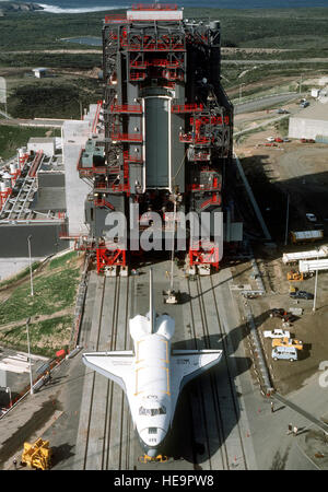 Eine Draufsicht auf die Raumfähre Enterprise Richtung Shuttle-Montagehalle in Space Launch Complex sechs an Bord seiner speziell entwickelten 76-Rad-Transporter.  Im Hintergrund sind die Nutzlast Batterietüre Zimmer und die Nutzlast Vorbereitungsraum. Stockfoto