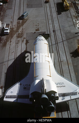 Eine Draufsicht des Space Shuttle Enterprise geparkt an Bord seiner speziell entwickelten 76-Rad Transporter bei Space Launch Complex sechs. Stockfoto