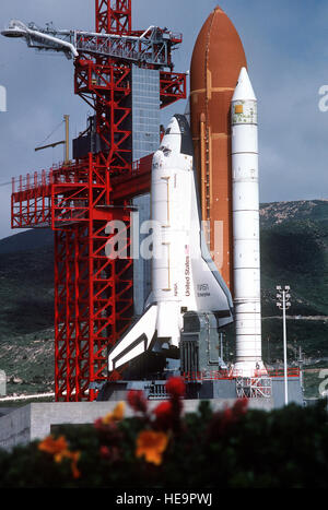 Ansicht des Space Shuttle Enterprise in Startposition auf dem Platz starten Komplex (SLC) #6, allgemein bekannt als "SLICK 6", bei den Ready to Launch-Kontrollen, Start-Verfahren zu überprüfen. Genaues Datum unbekannt erschossen Stockfoto
