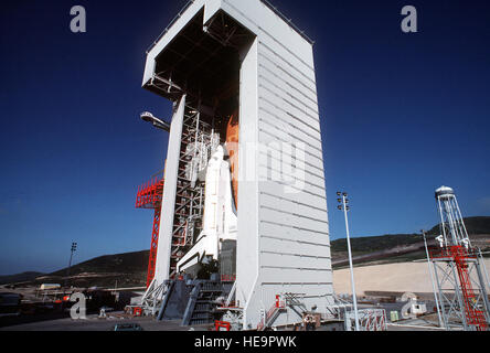 Ansicht des Space Shuttle Enterprise in Position auf dem Platz starten Komplex (SLC) #6, allgemein bekannt als "SLICK 6", mit dem Werk Gehäuse Platz rund um den Shuttle. Genaues Datum unbekannt erschossen Stockfoto