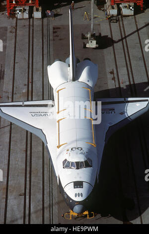 Eine Draufsicht auf die Raumfähre Enterprise Richtung Shuttle-Montagehalle in Space Launch Complex sechs an Bord seiner speziell entwickelten 76-Rad-Transporter. Stockfoto