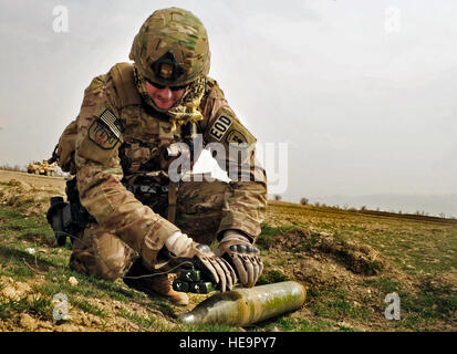 Techn. Sgt. Daniel K. Robinson, explosive Ordnance Entsorgung Techniker mit 966th Air Expeditionary Geschwader und kombiniert Joint Task Force Paladin, c-4 setzt eine ein Blindgänger, die berichtet wurde, fand außerhalb der Basis Bagram Air Field, Afghanistan, 19. März 2012. Der EOD-Flug mit der 966th AES ist damit beauftragt, zu mildern, sicherer zu machen und/oder zerstören jede konventionelle oder unkonventionelle explosive Bedrohung sowie chemischen, nuklearen und biologischen Gefahren innerhalb und außerhalb des Drahtes. Ihre Operationen können 24 Stunden am Tag, sieben Tage pro Woche durchgeführt werden. Einige ihrer Befugnisse als EOD te Stockfoto