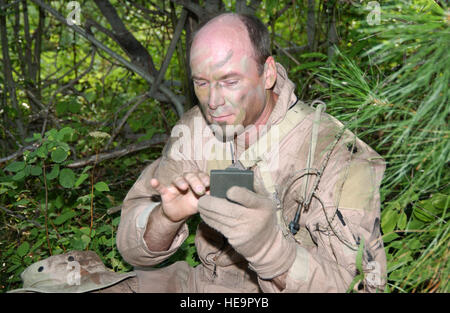 Oberstleutnant Gus Kohntopp gilt Tarnung Gesicht malen um zu vermeiden, während der Idaho Air National Guard combat Survival Trainings in der Nähe von Idaho City, Idaho, am 6. August vom Feind entdeckt zu werden. Senior Airman Heather Walsh) Stockfoto