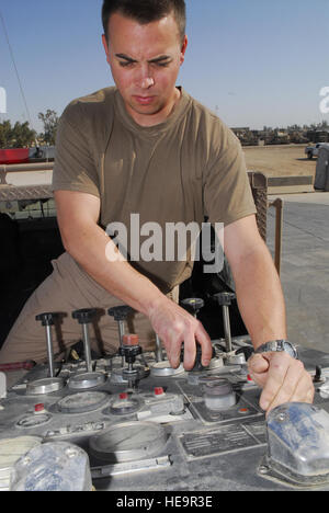 Armee-Spezialist Wes Owens, 332. Expeditionary hoch-und Tiefbau-Geschwader, inspiziert die Pumpe, die Wasser an den Schläuchen während einer Morgen-Fahrzeug-Check hier, Okt. 29 liefert. Ausrüstung wird täglich überprüft, um sicherzustellen, dass es technisch einwandfreiem Zustand ist. SPC. Owens arbeitet neben seiner Luftwaffe Doppelgänger zu reagieren, um Notfälle zu feuern.  Er wird bereitgestellt von Fort Bragg, N.C. Stockfoto