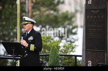 161111-N-WX604-192 EVERETT, Washington (11. November 2016) Captain Mark A. Lakamp, Naval Station Everett befehlshabender Offizier, spricht im Rahmen der jährlichen Snohomish County Courthouse ewige Flamme Memorial Veteranen Tag Zeremonie in Everett. Die Zeremonie begann 1972, als die immergrünen Kapitel American Gold Star Mütter, Inc. die ewige Flamme die Veteranen des Snohomish County gewidmet.  Petty Officer 3rd Class Joseph Montemarano Stockfoto