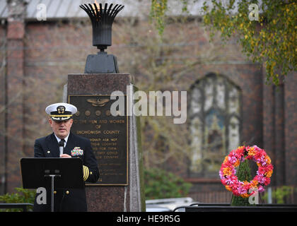 161111-N-WX604-211 EVERETT, Washington (11. November 2016) Captain Mark A. Lakamp, Naval Station Everett befehlshabender Offizier, spricht im Rahmen der jährlichen Snohomish County Courthouse ewige Flamme Memorial Veteranen Tag Zeremonie in Everett. Die Zeremonie begann 1972, als die immergrünen Kapitel American Gold Star Mütter, Inc. die ewige Flamme die Veteranen des Snohomish County gewidmet.  Petty Officer 3rd Class Joseph Montemarano Stockfoto