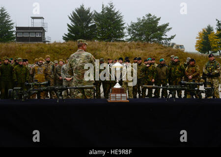 Command Sergeant Major Jeffrey Sweezer, zugeordnet der 7. Armee Training Command, Lieferungen, die Eröffnungsrede zu Soldaten aus verschiedenen Nationen während der Europäischen beste Sniper Squad Wettbewerb Öffnung Zeremonie bei der 7. Armee Ausbildung des Befehls, Grafenwöhr Training Area, Bayern, Germany, 23. Oktober 2016. Die beste Sniper Squad Europapokal ist ein Army Europe-Wettbewerb herausfordernde Militärs aus in ganz Europa zu konkurrieren und verbessern die Zusammenarbeit mit Verbündeten und Partnerstaaten.   SPC. Emily Houdershieldt) Stockfoto