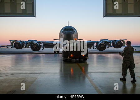 Eine MB-2-Flugzeug-Zugmaschine schleppt eine KC-135R Stratotanker mit der 108. Wing, New Jersey Air National Guard in einen Hangar für eine Post-waschen Schmierung bei Joint Base McGuire-Dix-Lakehurst, New Jersey, 4. November 2015. Die Luftbetankung ermöglicht es Kern aerial Betankung für die United States Air Force. Das Flugzeug, das erhöht die Luftwaffe Fähigkeit, seine Primärmission von Global Reach und Weltmacht zu erreichen, unterstützt auch Luftaufnahmen Betankung, Luftwaffe, Marine, Marine Corps und Flugzeuge der Alliierten Nation. Die KC-135R ist auch in der Lage, den Transport von Abfall und ambulante pat Stockfoto