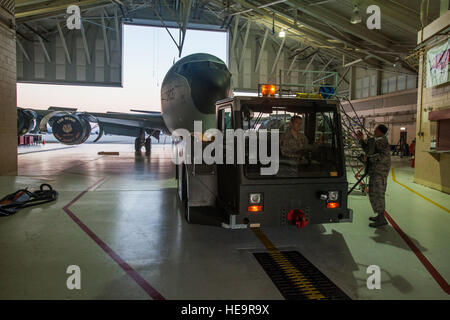 Techn. Sgt. Ray DeMarco, 108. Wing, New Jersey Air National Guard, schleppt eine KC-135R Stratotanker in einem Hangar mit einem MB-2-Flugzeuge Abschleppen Traktor für eine Post-waschen Schmierung bei Joint Base McGuire-Dix-Lakehurst, New Jersey, 4. November 2015. Die Luftbetankung ermöglicht es Kern aerial Betankung für die United States Air Force. Das Flugzeug, das erhöht die Luftwaffe Fähigkeit, seine Primärmission von Global Reach und Weltmacht zu erreichen, unterstützt auch Luftaufnahmen Betankung, Luftwaffe, Marine, Marine Corps und Flugzeuge der Alliierten Nation. Die KC-135R ist auch in der Lage, den Transport von Abfall Stockfoto