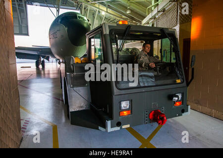 Techn. Sgt. Ray DeMarco, 108. Wing, New Jersey Air National Guard, schleppt eine KC-135R Stratotanker in einem Hangar mit einem MB-2-Flugzeuge Abschleppen Traktor für eine Post-waschen Schmierung bei Joint Base McGuire-Dix-Lakehurst, New Jersey, 4. November 2015. Die Luftbetankung ermöglicht es Kern aerial Betankung für die United States Air Force. Das Flugzeug, das erhöht die Luftwaffe Fähigkeit, seine Primärmission von Global Reach und Weltmacht zu erreichen, unterstützt auch Luftaufnahmen Betankung, Luftwaffe, Marine, Marine Corps und Flugzeuge der Alliierten Nation. Die KC-135R ist auch in der Lage, den Transport von Abfall Stockfoto