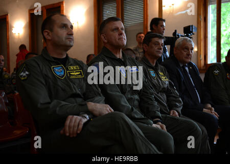Generalmajor Rumen Radev, bulgarische Luftwaffe Kommandant, links, US Air Force General Frank Gorenc, US Air Forces in Europa und Afrika Air Forces Commander, zentrieren und Generalleutnant Constantin Popov, bulgarische stellvertretender Leiter der Verteidigung, warten auf der Bühne bei einem Briefing in USA und bulgarischen Flieger über den Theater-Sicherheitspaket Einsatz während eines Besuchs zu Graf Ignatievo Air Base , Bulgarien, 11. Mai 2015. Das Briefing, begleitet von lokalen Medien Partner USA und Bulgarisch Engagement für die aktuelle und zukünftige Sicherheit und Stabilität in der Region präsentiert.  Senior Airman Gustavo Castillo Stockfoto