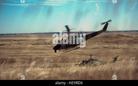 UH-1N Hubschrauber aus der 37. Hubschrauberstaffel ausziehen nach Abwurf Sicherheit Airman 7. November 2014, außerhalb der Launch-Anlage A-06 Kräfte. 37. HS arbeitet mit der 90. Sicherheitsgruppe "Kräfte", Luft-Fähigkeiten für das Raketen-Feld bereitzustellen.  Airman 1st Class Brandon Valle) Stockfoto