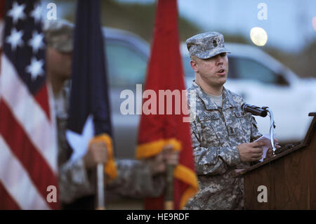 GUANTANAMO BAY auf Kuba – Armee 1st Sgt. Michael Baker, zugeordnet der 193. Military Police Company mit Joint Task Force Guantanamo spricht den Soldaten der 193. MP Gesellschaft. 1st Sgt. Baker übernahm der Behörde für das 193. MP-Unternehmen im Rahmen einer Zeremonie im Bulkeley Field 4. Juni 2010. 193. Gesellschaft MP ist verantwortlich für einen Teil der Wache Aufgaben in JTF Guantanamo. JTF Guantanamo führt sicher, humane, rechtliche und transparente Pflege und Obhut der Gefangenen, einschließlich der Militärkommission und die verurteilten bestellt von einem Gericht freigegeben. Die JTF führt s Stockfoto