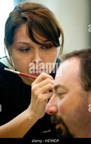 Kelli Morris, eine Fremdfirma für das US Department of Homeland Security, gilt Moulage Make-up für Lee Hyman, ein Kopf Platzwunde in Vorbereitung für Erdbebenhilfe Übungen statt 18. Mai 2011, bei der Kentucky Air National Guard Base in Louisville, Kentucky zu simulieren Die Übungen wurden entwickelt, um die Fähigkeit des Department of Veterans Affairs und der Kentucky Air Guard, medizinische Versorgung nach einem großen Erdbeben entlang der New Madrid Bruchlinie testen.  Major Dale Greer) Stockfoto