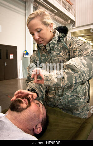 Techn. Sgt. Heather Speidel, Sanitäter mit der Kentucky Air National Guard 123. Medical Group, simuliert einfügen ein Beatmungsschlauch in die Luftröhre eines fiktiven Flugzeugabsturz Opfers bei Erdbebenhilfe Übungen statt 18. Mai 2011, bei der Kentucky Air National Guard Base in Louisville, KY. Die Übungen wurden entwickelt, um die Fähigkeit des Department of Veterans Affairs und der Kentucky Air Guard, medizinische Versorgung nach einem großen Erdbeben entlang der New Madrid Bruchlinie testen.  Major Dale Greer) Stockfoto