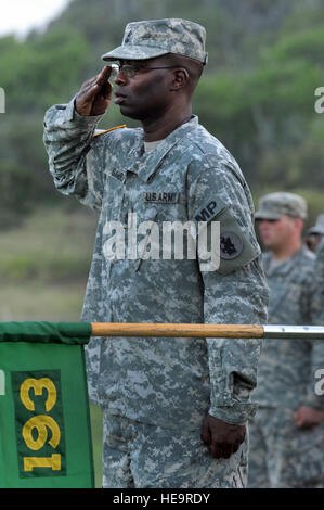 GUANTANAMO BAY auf Kuba – Armee 1st Sgt. William Gamble, mit der 193. Military Police Company in Joint Task Force Guantanamo begrüßt, während das Gerät Änderung der Befehl Zeremonie am Bulkeley Field, 4. Juni 2010. Während der Zeremonie übernahm Captain Nick Francois Kommando 193. Gesellschaft MP, die für einen Teil der Wache Aufgaben in JTF Guantanamo verantwortlich ist. JTF Guantanamo führt sicher, humane, rechtliche und transparente Pflege und Obhut der Gefangenen, einschließlich der Militärkommission und die verurteilten bestellt von einem Gericht freigegeben. Die JTF führt Intelligenzansammlung, Analyse und diss Stockfoto