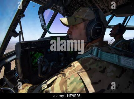 Kapitän Max Miller mit der 79. Rescue Squadron, Davis-Monthan Air Force Base in Arizona, Piloten eine Lockheed HC-130J Bekämpfung König II während der Übung Engel Donner, 12. Mai 2014. Angel Thunder ist eine multilaterale jährliche Übung, die die DoD-Schulungsanforderungen für Personal Recovery Verantwortlichkeiten durch HiFi-Übungen unterstützt. AT bietet die realistischste PR Trainingsumgebung USAF Rettungskräfte sowie ihre gemeinsame, ressortübergreifende und Koalitionspartner zur Verfügung.  Techn. Sgt. Bradley C. Kirche) Stockfoto