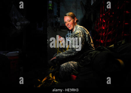 US Army Captain Heatherann Bozeman, stellvertretender Public Affairs Officer, XVIII Airborne Corps und Fort Bragg, N.C., sammelt die statische Linien links hinter die Springer nach einem Personal am 29. Februar 2012 vorbeizuschauen.  Senior Airman Asha Kin Stockfoto