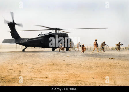 Ein 34. Combat Aviation Brigade UH-60 Black Hawk fügt ein multinationales Team während einer simulierten Geisel Rettungsmission im Rahmen der Übung Eagle lösen 2015 in Kuwait 18. März 2015. Übung Eagle Entschlossenheit 2015 bietet 29 Partnernationen die Gelegenheit, gemeinsam zu trainieren, um die regionalen Herausforderungen im Zusammenhang mit asymmetrischen/unkonventionelle Kriegsführung in einem multinationalen Umfeld anzugehen. Dies ist die Regierung von Kuwait erstmals hosting Eagle zu beheben, ist die führende arabische Halbinsel/Golfregion Übung zwischen den Vereinigten Staaten, Gulf Cooperation Council Nationen und andere inte Stockfoto