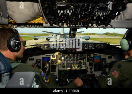 US Air Force major Christopher Marriott und Captain Alexandra Trana, beide Piloten aus der 909th Air Refueling Squadron, Taxi hinter mehreren anderen KC-135 s bei einem Elefanten Spaziergang im Rahmen der Übung kraftvollen Tiger auf Kadena Air Base, Japan, 1. April 2015 der KC-135 Stratotanker. Während der Antenne Übung der Stratotankers 800.000 Pfund Brennstoff an etwa 50 Flugzeuge ausgeliefert.  Staff Sgt. Maeson L. Elleman) Stockfoto