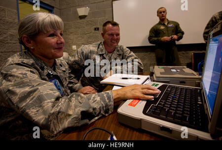 US Air Force Lieutenant Colonel Cynthia Camp, links, Kommandant von der 932nd Aeromedical Evakuierung Squadron (AES), Scott AFB, Ill., erstellt Arbeitspläne mit Captain Matthew Carman, Medical Officer der Bereitschaft von 315th AES, Charlston AFB, S.C., in Nevada Air National Guard Base Reno am 15. Juni 2012 während der Übung GLOBAL MEDIC 2012.  Übung GLOBAL MEDIC ist eine jährliche gemeinsame Feld Trainingsübung für Theater aeromedical Evakuierungssysteme und Boden medizinische Komponenten entwickelt, um alle Aspekte der medizinischen Kampfunterstützung zu replizieren.  Techn. Sgt Erica J. Knight Stockfoto