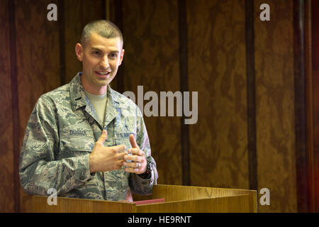 US Air Force 1st Lt. Matthew Dussia, Kaplan von Langley Air Force Base, Virginia, Predigt zum Flieger während eines protestantischen Gottesdienstes im Nevada Air National Guard Base Reno, am 17. Juni 2012 während der Übung GLOBAL MEDIC 2012 statt.  Übung GLOBAL MEDIC 2012 ist eine jährliche gemeinsame Feld Trainingsübung für Theater aeromedical Evakuierungssysteme und Boden medizinische Komponenten entwickelt, um alle Aspekte der medizinischen Kampfunterstützung zu replizieren.  Techn. Sgt Erica J. Knight Stockfoto