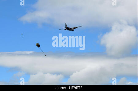Ein C-130 Herkules von der Republik Singapur führt während der Übung Kiwi Flag in der Raumi Drop Zone der New Zealand Defence Force einen taktischen Luftabwurf durch, der die Fracht an Servicemitarbeiter aus mehreren Nationen liefert, um die kombinierte Luftabwurf-Interoperabilität zu verbessern. Stockfoto