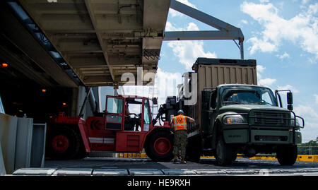 Mitglieder der Oberfläche Bereitstellung und Verteilung Befehl 597th Transport-Bataillon und 688. schnelle Port Öffnungselement Military Sealift Command Expeditionary Port Einheiten 109 und 110 erlaubt Segler entladen Fracht während der Übung eine US Transportation Command Übung 21. Mai 2014, an Bord der USNS Watkins (T-AKR-315), vertäut am Wharf Alpha auf gemeinsame Basis-Charleston, S.C. Held vom 15. Mai bis 22, US Transportation Command ausüben Turbo Verteilung 14-2, Turbo Verteilung und Marine Cargo Handling Bataillon ein , zusammen mit der Unterstützung von JB Charleston 628th ABW, 841st TB und ASLAC, die Stockfoto