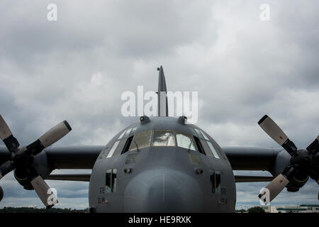 Ein West Virginia Air National Guard C - 130H Hercules zur 130. Airlift Squadron versetzt ruht auf einem Flightline während Übung Turbo Distribution 27. Oktober 2015, bei der Gulfport Combat Readiness Training Center, Miss. Die US Transportation Command Übung testet die Joint Task Force Port-Öffnung zu liefern und verteilen Fracht bei humanitären Hilfsaktionen, 27.-29. Oktober 2015.  Staff Sgt Jamal D. Sutter Stockfoto