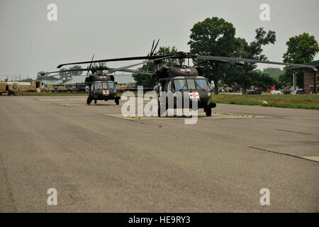 US-Armee UH-60 Blackhawks warten auf eine medizinische Evakuierung Mission während der Übung lebendige Antwort auf Camp Atterbury, ind., 19. August 2011.  Lebendige Antwort ist die größte chemische, biologische, radiologische und nukleare (CBRN) Antwort Übung expeditionary Maßeinheiten konzentrierte sich auf reagieren auf inländische CBRN-Vorfälle vorbereitet.  (US Air Force Foto Staff Sgt Eric Harris) Stockfoto