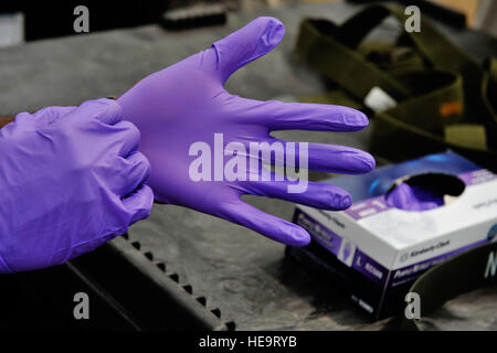 US Air Force Airman 1st Class Vincent Sohlen, 81. Medical Group, zieht sich Handschuhe für ankommende Patienten während der Übung lebendige Antwort auf Camp Atterbury, ind., 20. August 2011 vorbereiten.  Lebendige Antwort ist die größte chemische, biologische, radiologische und nukleare (CBRN) Antwort Übung expeditionary Maßeinheiten konzentrierte sich auf reagieren auf inländische CBRN-Vorfälle vorbereitet.  (US Air Force Foto Staff Sgt Eric Harris) Stockfoto