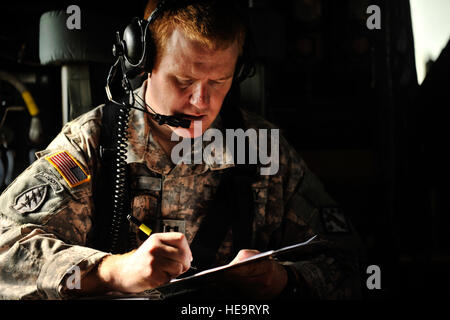 US Army Captain Bill Hart, Nuclear Detection Team 2, 20. Support Command sammelt Strahlenbelastung während Übung lebendige Antwort an Bord ein CH-47 Chinook überfliegen Muscatatuck Urban Training Komplex, ind., 21. August 2011.  Lebendige Antwort ist die größte chemische, biologische, radiologische und nukleare (CBRN) Antwort Übung expeditionary Maßeinheiten konzentrierte sich auf reagieren auf inländische CBRN-Vorfälle vorbereitet.  (US Air Force Foto Staff Sgt Eric Harris) Stockfoto