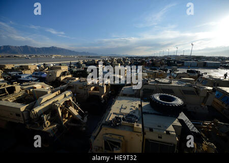 Militärfahrzeuge sind auf dem Hof Expeditionary Luft Port Squadron laden in Bagram Air Field, Afghanistan, 23. Oktober 2014 aufgereiht.  Die 455 koordiniert EAPS alle Ausrüstung, Personal und lebensrettende Versorgung Bewegung, die in Afghanistan über den Flugplatz zu kommen. Sie sind die verkehrsreichsten Antenne Port-Geschwader in das Department of Defense.   Staff Sgt Evelyn Chavez Stockfoto