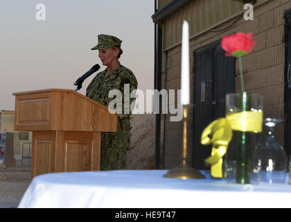 Senior Chief Petty Officer Laura Johnston bietet Schlussbemerkungen in Kriegsgefangenschaft und fehlt in Aktion Gedenkveranstaltung an der 379th Air Expeditionary Wing in Südwestasien, 20. September 2013. Johnston ist der kombinierte Air und Space Operations Center Marine und amphibische Liaison Element führenden Senior Obermaat bereitgestellt von Fort George G. Meade, Maryland, und stammt aus Oklahoma City, Oklahoma Senior Airman Bahja J. Jones) Stockfoto