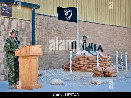 Senior Chief Petty Officer Laura Johnston-Adressen, die die Anwesenden auf der Basis der Kriegsgefangenen und Vermissten in Aktion-24-Stunden-Mahnwache Abschlussfeier an der 379th Air Expeditionary Wing in Südwestasien, 21. September 2013 laufen. Der Lauf begann 20 Sept. und gipfelte mit einer Abschlussfeier und traditionelle Flagge Falten von der Basis Ehrengarde in Ehrfurcht vor den noch fehlenden. Johnston ist kombiniert Air und Space Operations Center Marine und amphibische Liaison Element führenden Senior Obermaat bereitgestellt von Fort George G. Meade, Maryland, und kommt aus Oklahoma City, Oklahoma Staff Sgt. Stockfoto